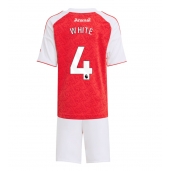 Maillot de football Réplique Arsenal Ben White #4 Domicile Enfant 2025-26 Manche Courte (+ Pantalon court)