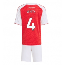 Maillot de football Réplique Arsenal Ben White #4 Domicile Enfant 2025-26 Manche Courte (+ Pantalon court)