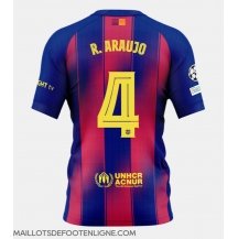 Maillot de football Réplique Barcelona Ronald Araujo #4 Domicile 2025-26 Manche Courte