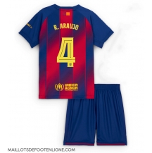 Maillot de football Réplique Barcelona Ronald Araujo #4 Domicile Enfant 2025-26 Manche Courte (+ Pantalon court)