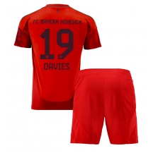 Maillot de football Réplique Bayern Munich Alphonso Davies #19 Domicile Enfant 2024-25 Manche Courte (+ Pantalon court)