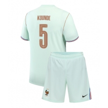 Maillot de football Réplique France Jules Kounde #5 Extérieur Enfant Mondial 2026 Manche Courte (+ Pantalon court)