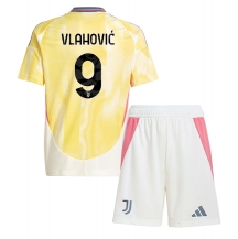 Maillot de football Réplique Juventus Dusan Vlahovic #9 Extérieur Enfant 2024-25 Manche Courte (+ Pantalon court)