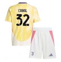 Maillot de football Réplique Juventus Juan Cabal #32 Extérieur Enfant 2024-25 Manche Courte (+ Pantalon court)
