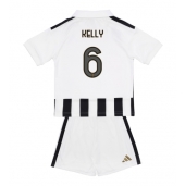 Maillot de football Réplique Juventus Lloyd Kelly #6 Domicile Enfant 2026-27 Manche Courte (+ Pantalon court)