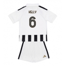Maillot de football Réplique Juventus Lloyd Kelly #6 Domicile Enfant 2026-27 Manche Courte (+ Pantalon court)