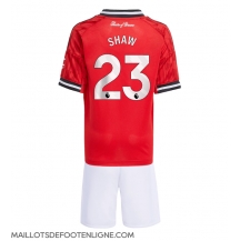 Maillot de football Réplique Manchester United Luke Shaw #23 Domicile Enfant 2025-26 Manche Courte (+ Pantalon court)