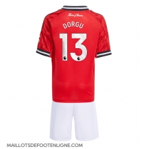 Maillot de football Réplique Manchester United Patrick Dorgu #13 Domicile Enfant 2025-26 Manche Courte (+ Pantalon court)
