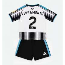 Maillot de football Réplique Newcastle United Tino Livramento #2 Domicile Enfant 2026-27 Manche Courte (+ Pantalon court)