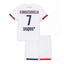 Maillot de football Réplique Paris Saint-Germain Khvicha Kvaratskhelia #7 Extérieur Enfant 2025-26 Manche Courte (+ Pantalon court)