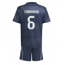 Maillot de football Réplique Real Madrid Eduardo Camavinga #6 Extérieur Enfant 2025-26 Manche Courte (+ Pantalon court)