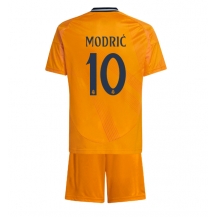 Maillot de football Réplique Real Madrid Luka Modric #10 Extérieur Enfant 2024-25 Manche Courte (+ Pantalon court)