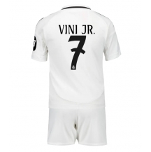 Maillot de football Réplique Real Madrid Vinicius Junior #7 Domicile Enfant 2024-25 Manche Courte (+ Pantalon court)