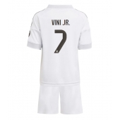 Maillot de football Réplique Real Madrid Vinicius Junior #7 Domicile Enfant 2025-26 Manche Courte (+ Pantalon court)