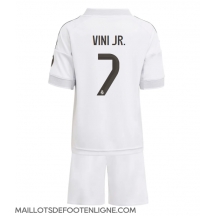 Maillot de football Réplique Real Madrid Vinicius Junior #7 Domicile Enfant 2025-26 Manche Courte (+ Pantalon court)